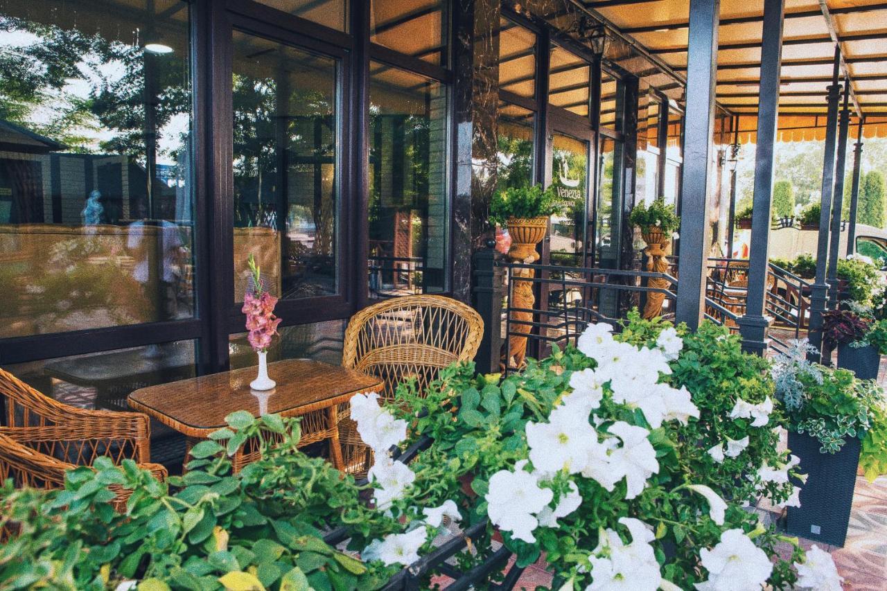 Hotel Venezia Černivci Esterno foto